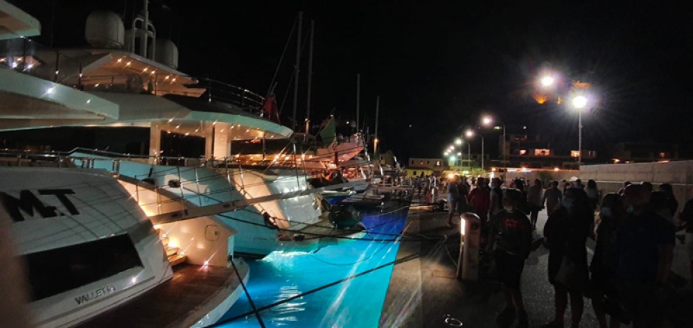 Una foto di una delle banchine del Porto Azzurro Marina Resort di sera