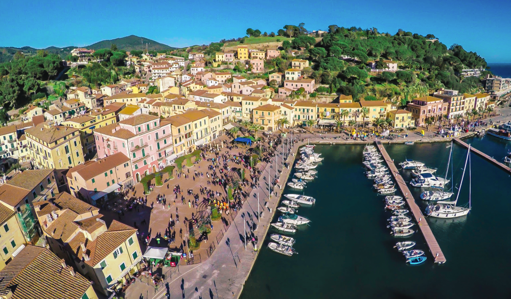 Una foto aerea del Porto Azzurro Marina Resort